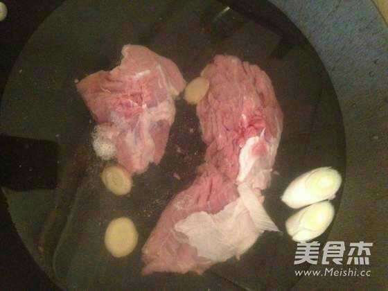 红焖牛肉火锅的做法步骤：2