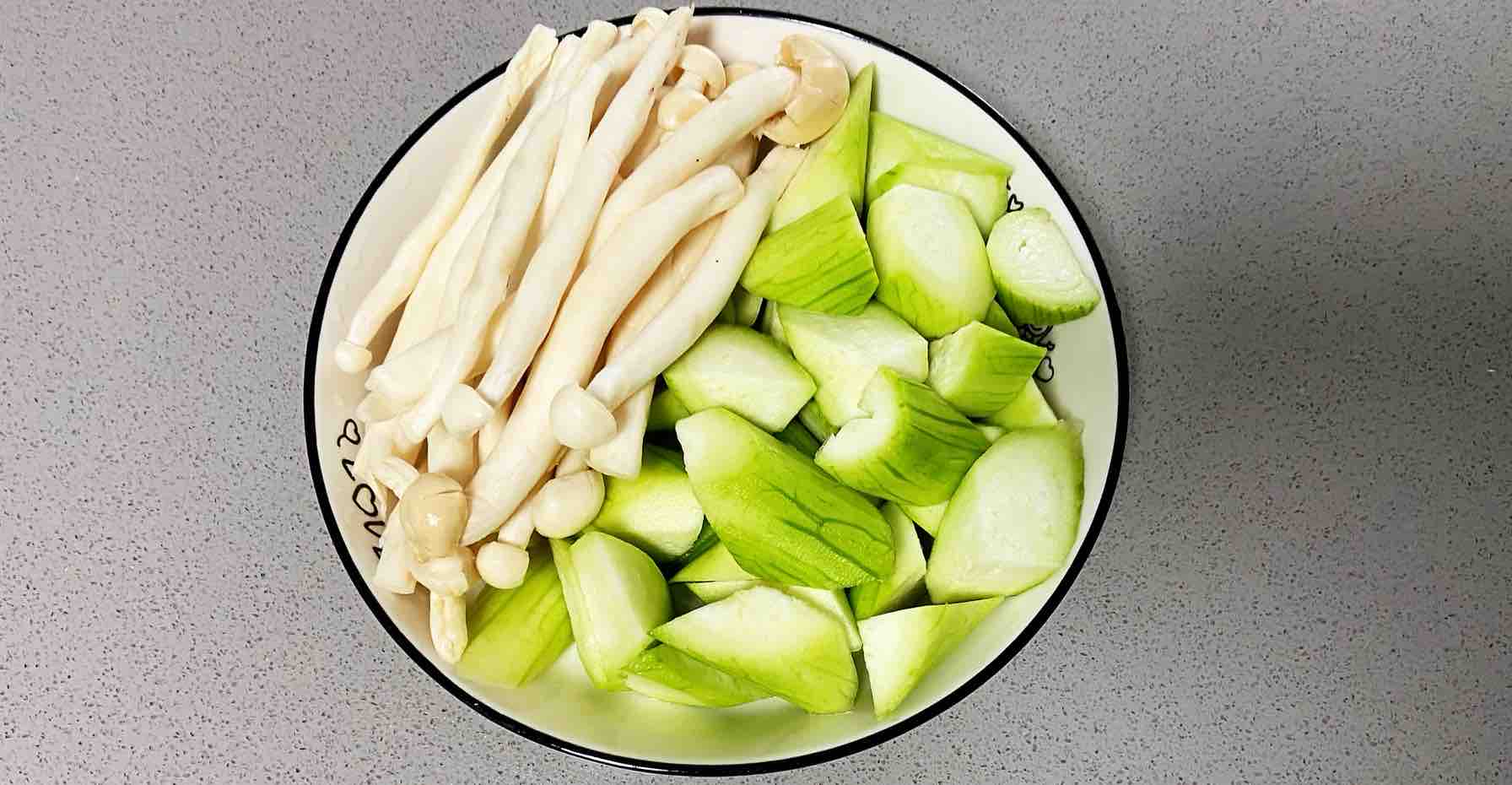 鸡蛋白玉菇焖丝瓜，清淡又鲜香，简单却营养～的做法步骤：1