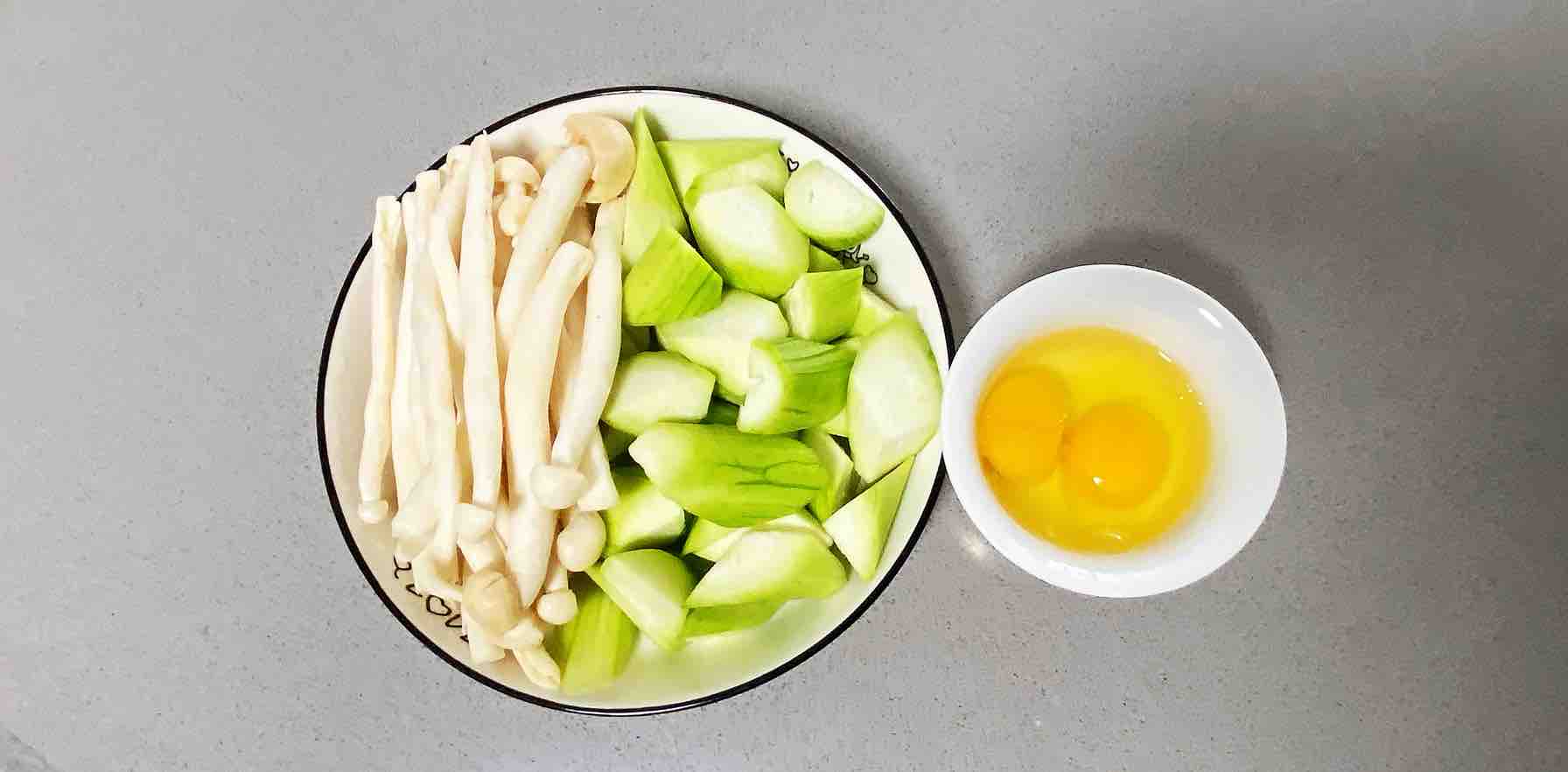 鸡蛋白玉菇焖丝瓜,清淡又鲜香,简单却营养~的做法步骤:2