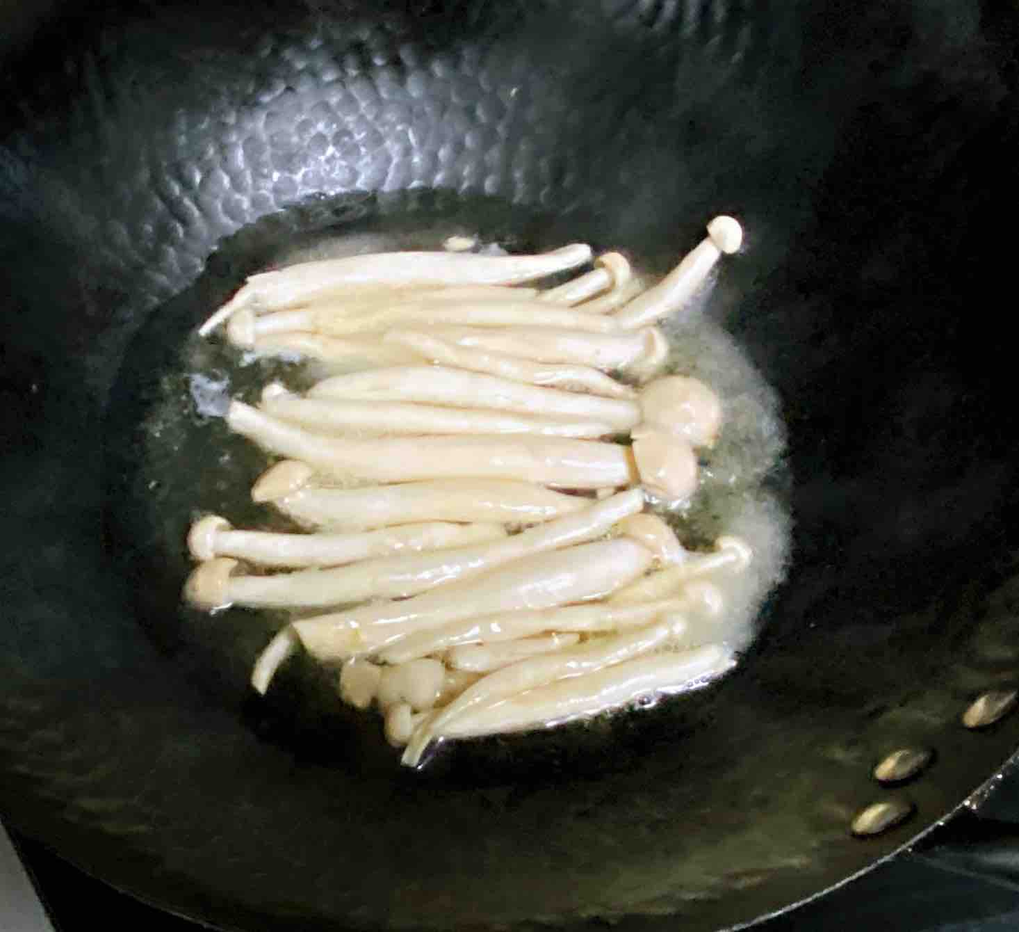 鸡蛋白玉菇焖丝瓜,清淡又鲜香,简单却营养~的做法步骤:3