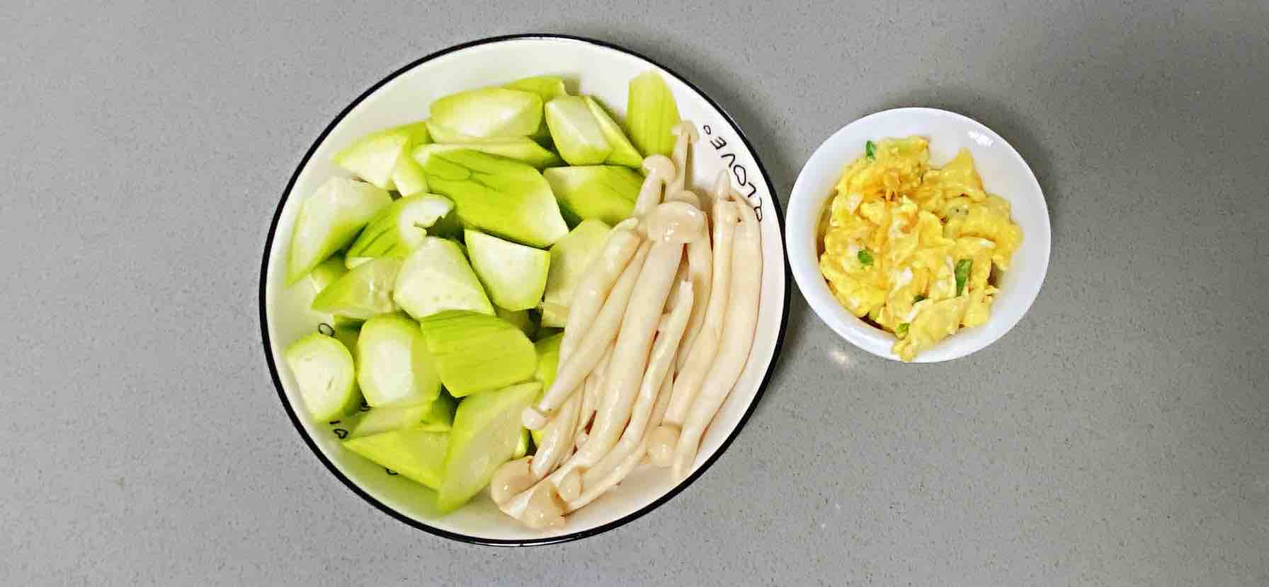 鸡蛋白玉菇焖丝瓜,清淡又鲜香,简单却营养~的做法步骤:6