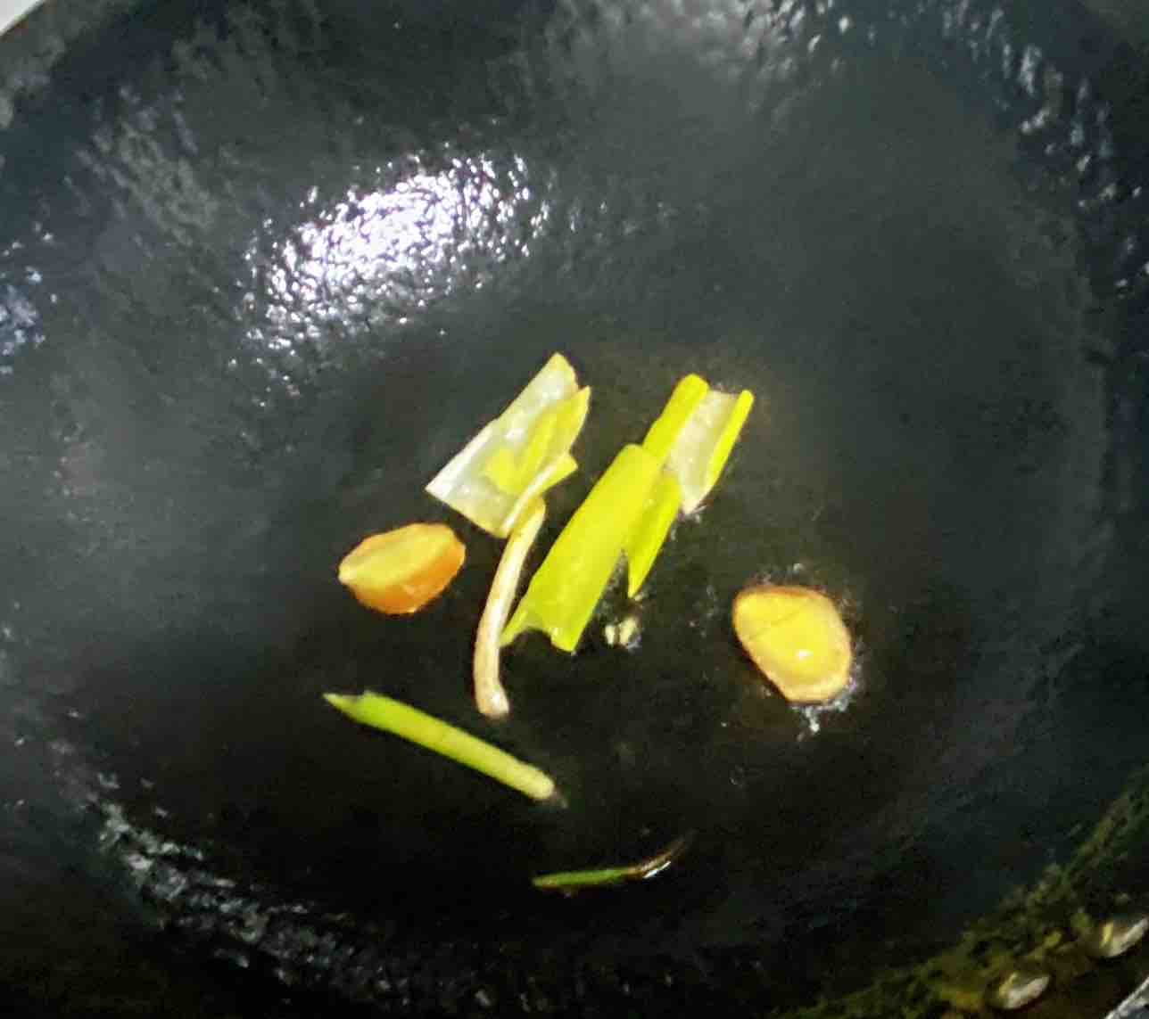 鸡蛋白玉菇焖丝瓜,清淡又鲜香,简单却营养~的做法步骤:7