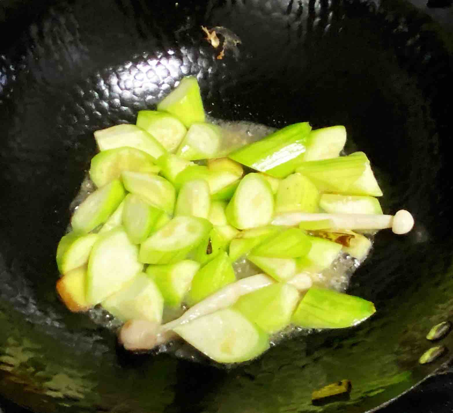 鸡蛋白玉菇焖丝瓜,清淡又鲜香,简单却营养~的做法步骤:8