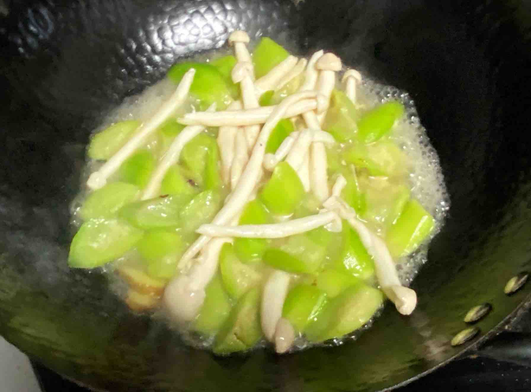 鸡蛋白玉菇焖丝瓜,清淡又鲜香,简单却营养~的做法步骤:9