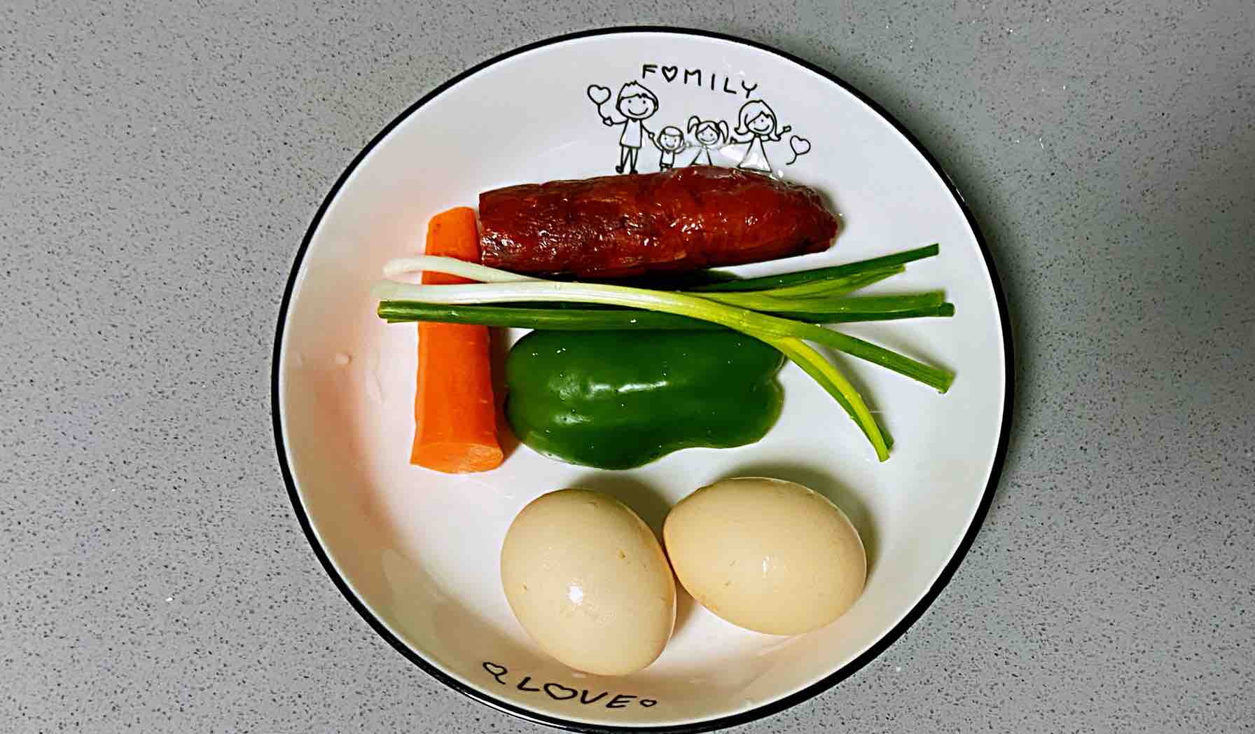 【孕妇食谱】腊肠时蔬炒饭，颜色好看，味道超赞～的做法步骤：1