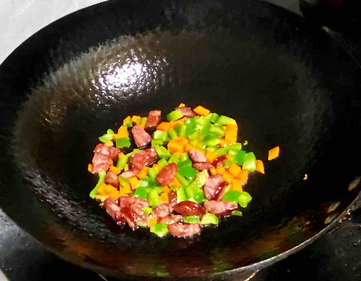 【孕妇食谱】腊肠时蔬炒饭,颜色好看,味道超赞~的做法步骤:7