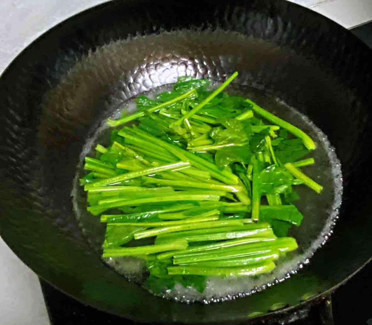 【孕妇食谱】坚果仁拌菠菜，补脑又益智，健康营养又美味～的做法步骤：6