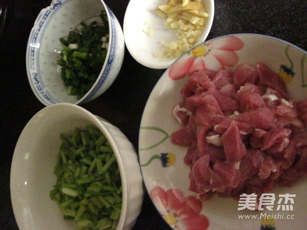 芹菜里脊的做法步骤：1