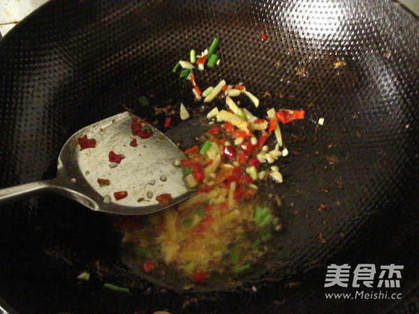 芹菜里脊的做法步骤：2