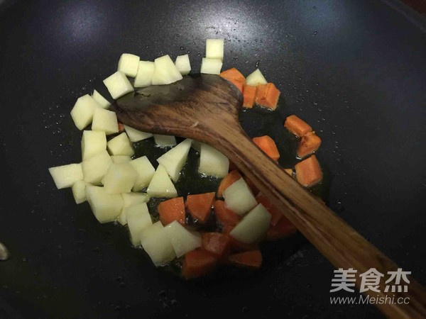 咖喱素炒饭的做法步骤：3