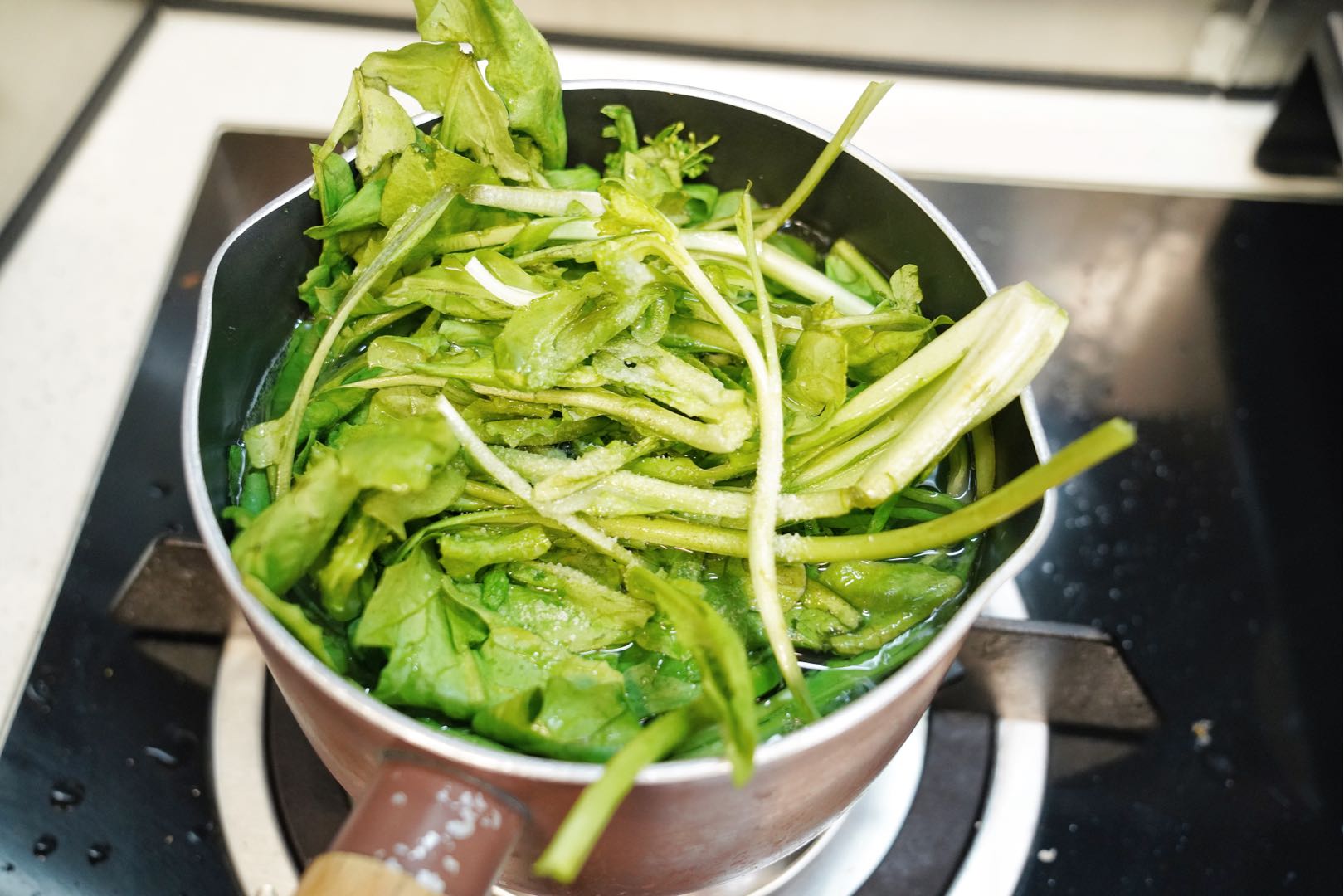 紫菜虾仁荠菜鲜肉蒸馄饨的做法步骤：2