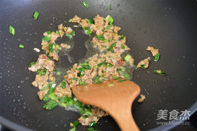 雪菜肉丝炒饭的做法步骤:4