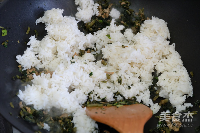 雪菜肉丝炒饭的做法步骤:6