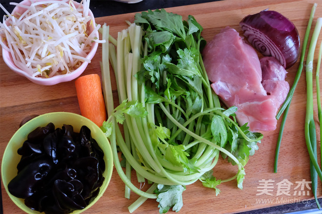 杂蔬肉丝炒面的做法步骤：1