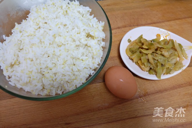 榨菜蛋炒饭的做法步骤：1