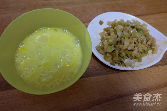 榨菜蛋炒饭的做法步骤:2