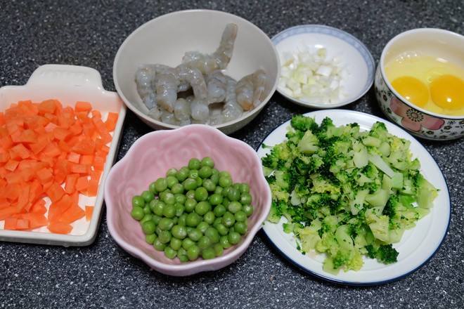 虾仁杂蔬蛋炒饭的做法步骤：1