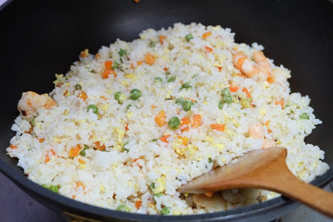 虾仁杂蔬蛋炒饭的做法步骤:8