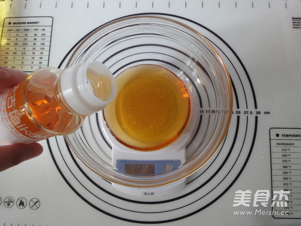 莲蓉蛋黄月饼的做法步骤:2