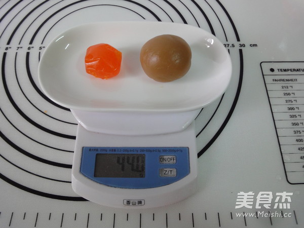 莲蓉蛋黄月饼的做法步骤:8