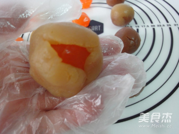 莲蓉蛋黄月饼的做法步骤:10