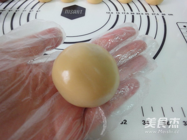 莲蓉蛋黄月饼的做法步骤:15