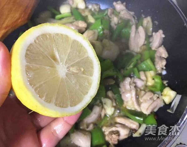 柠檬青椒炒鸡腿的做法步骤：6