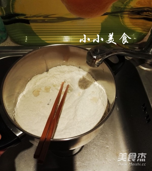 西红柿疙瘩汤的关键是调制小疙瘩的做法步骤:4