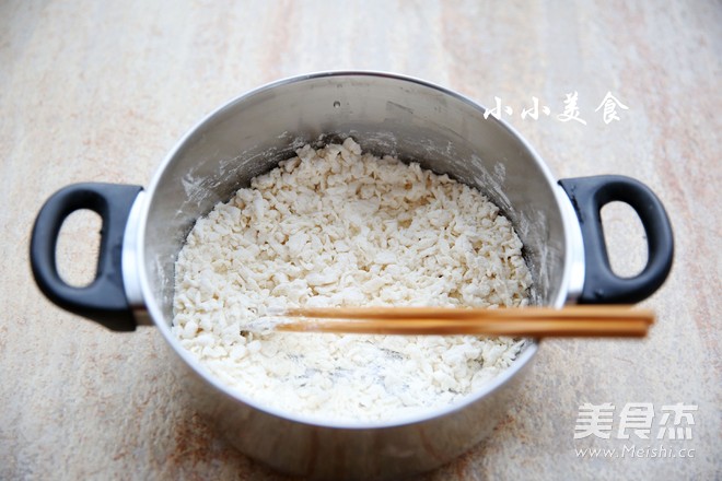 西红柿疙瘩汤的关键是调制小疙瘩的做法步骤:5