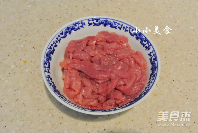 京酱肉丝，搭配什么主食都好吃的做法步骤：1