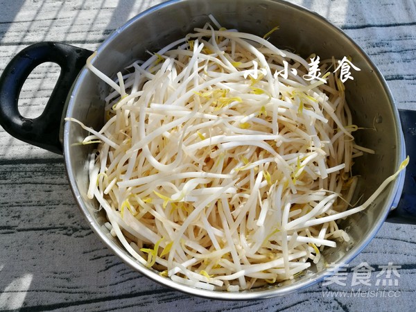 笨豆芽炒粉：东北家常菜，鲜香爽口，超级下饭的做法步骤：1