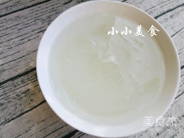 笨豆芽炒粉：东北家常菜，鲜香爽口，超级下饭的做法步骤：2