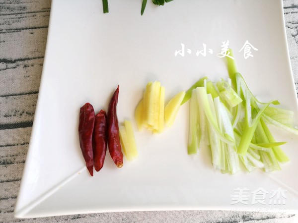 笨豆芽炒粉：东北家常菜，鲜香爽口，超级下饭的做法步骤：3