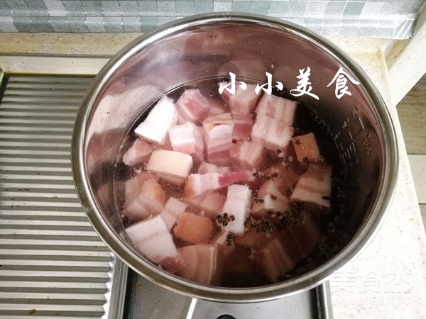 红烧肉：色泽红亮诱人，肥而不腻，入口即化，香气十足的做法步骤：3