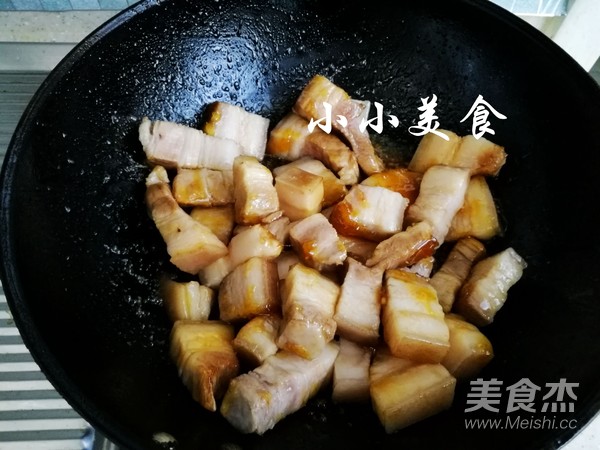 红烧肉：色泽红亮诱人，肥而不腻，入口即化，香气十足的做法步骤：9