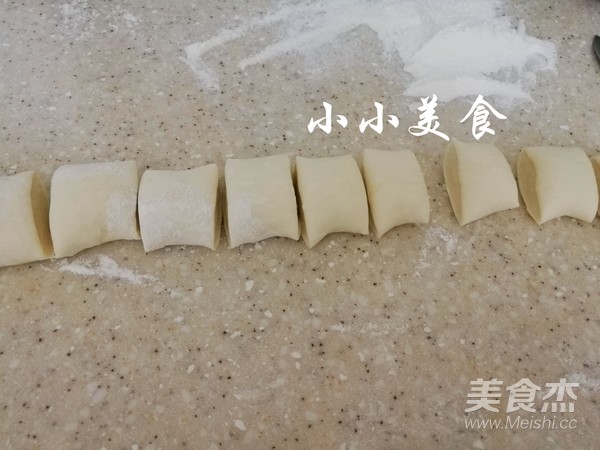 茄子肉包子:味道很不错的做法步骤:11