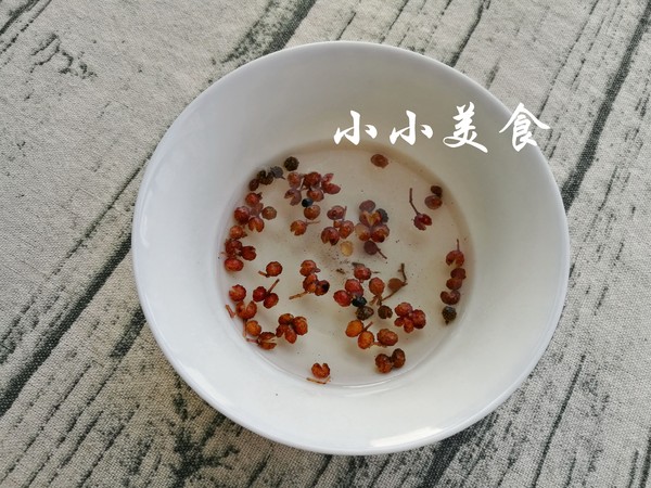 山野菜肉包子：清香不油腻的做法步骤：3