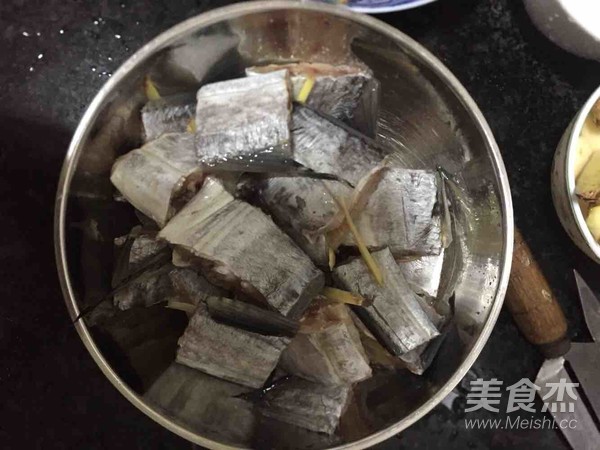 红烧带鱼的做法步骤：1