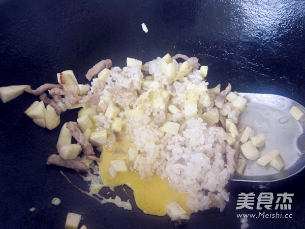 茭白毛豆肉丝蛋炒饭的做法步骤:9