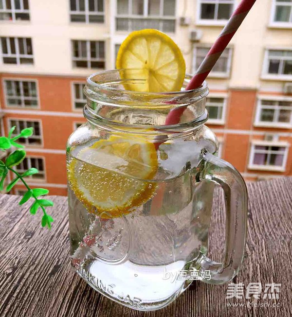 消夏冷饮～咸柠七的做法步骤：5