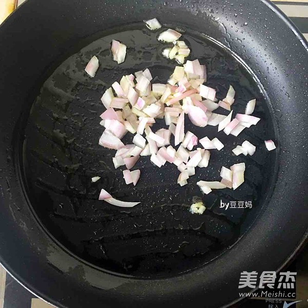 白玉菇蛋炒饭的做法步骤:3