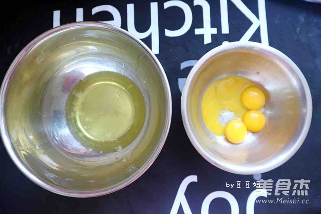 抹茶红豆蛋糕卷的做法步骤：1