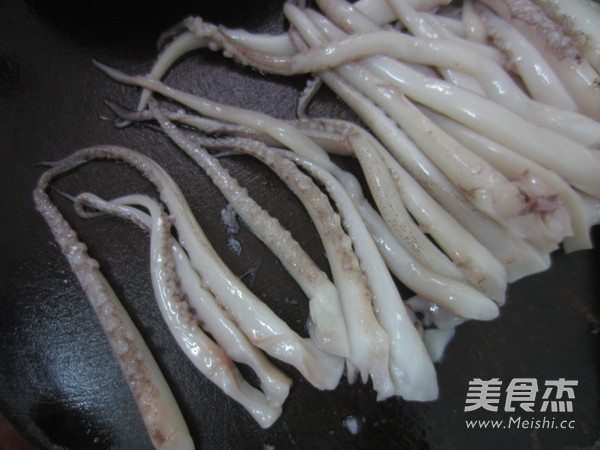 酱烧鱿鱼须的做法步骤:2