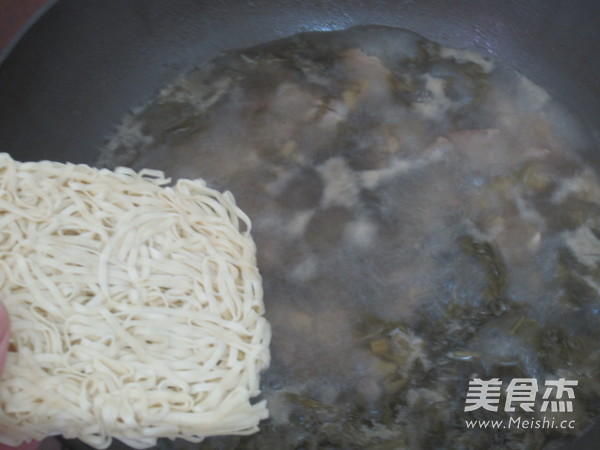 倒笃菜肉片面条的做法步骤：11