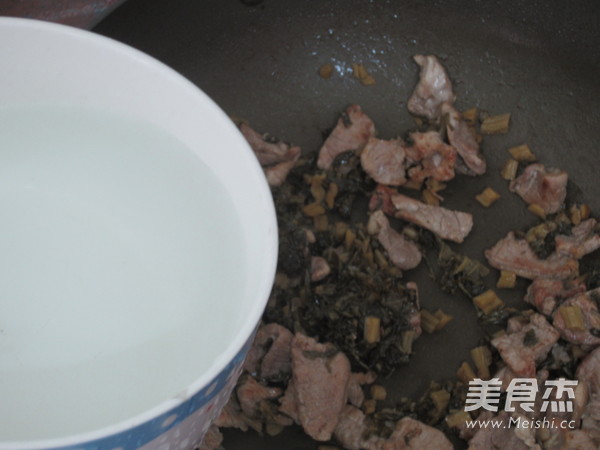 倒笃菜肉片面条的做法步骤：10