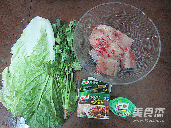 鱼骨白菜汤的做法步骤：1