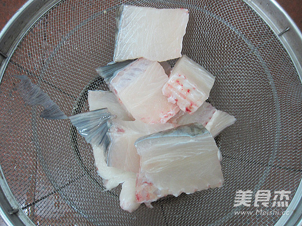 鱼骨白菜汤的做法步骤:2