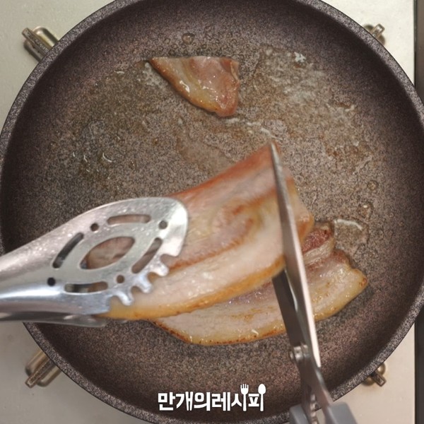 五花肉酱油炒饭的做法步骤：2