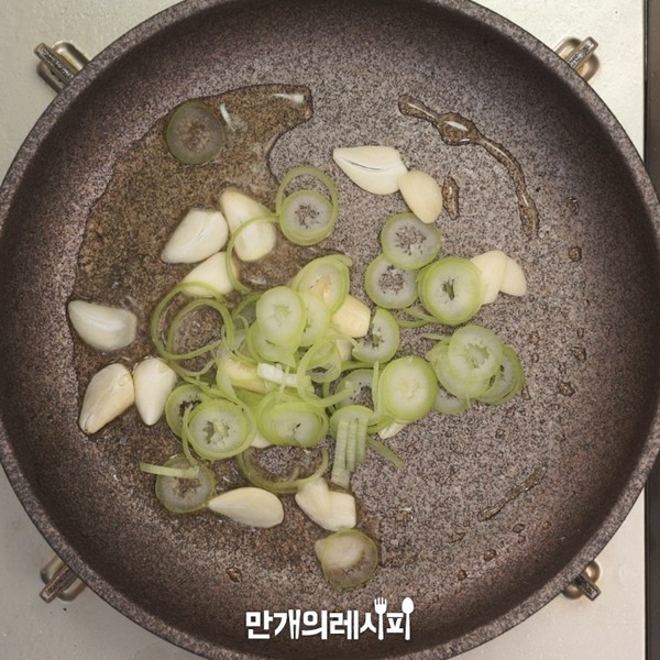 五花肉酱油炒饭的做法步骤：3