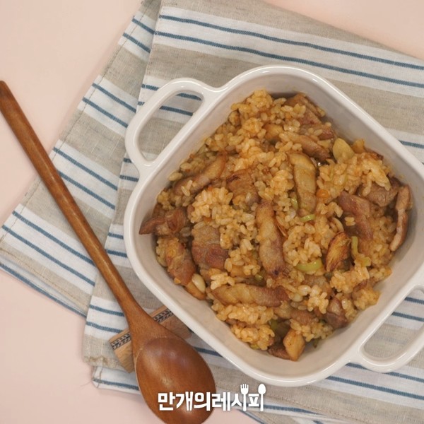 五花肉酱油炒饭的做法步骤：4